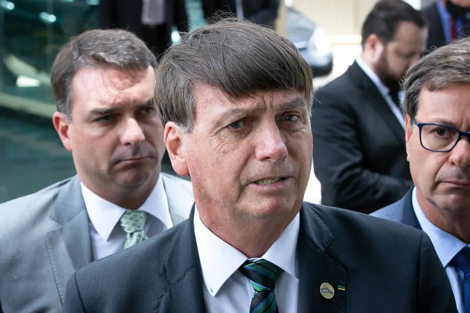 O presidente Jair Bolsonaro com o filho Flávio durante entrevista coletiva em frente ao Ministério da Economia