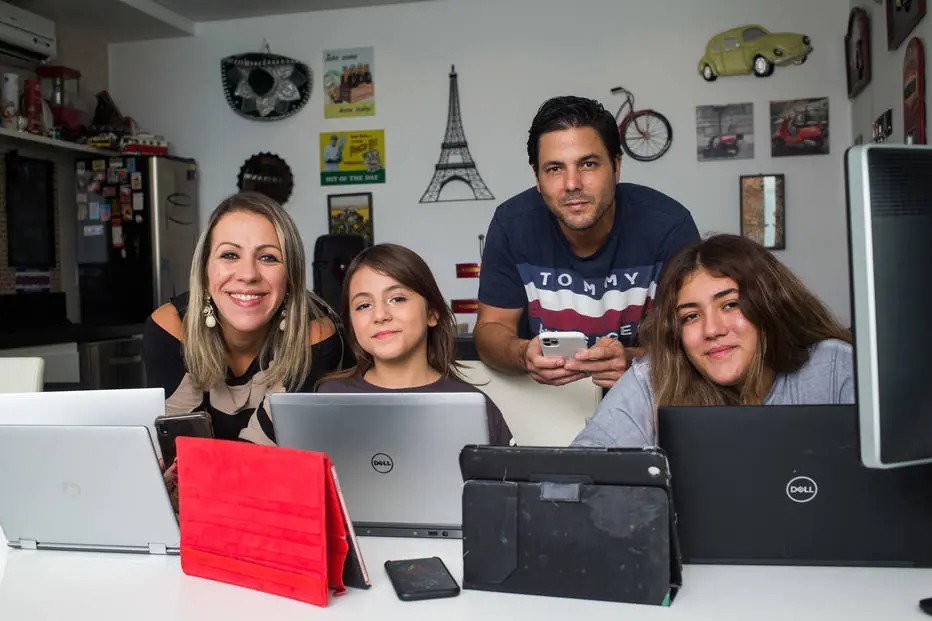 Família Pavan. Manu e Yasmin apresentaram dificuldade para dormir e irritabilidade por conta da exposição excessiva à luminosidade das telas, relatam os pais, Cristiane e Diógenes.