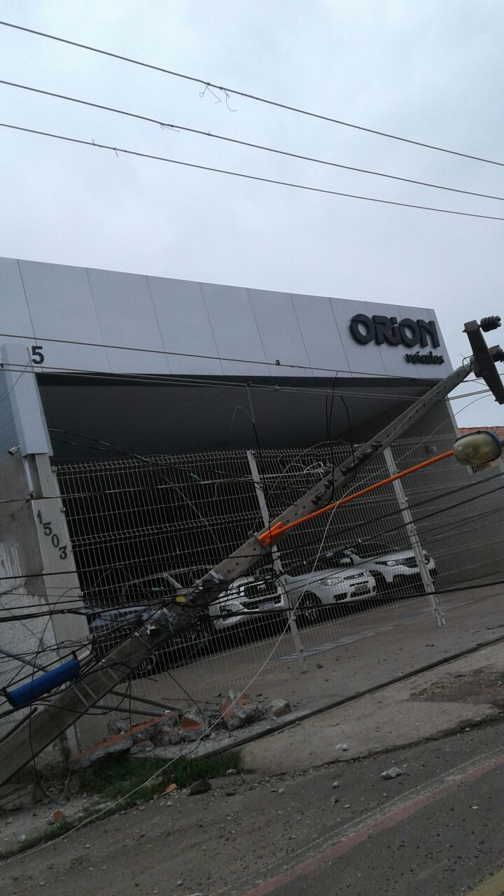 Acidente com caminhão e poste deixa moradores sem energia