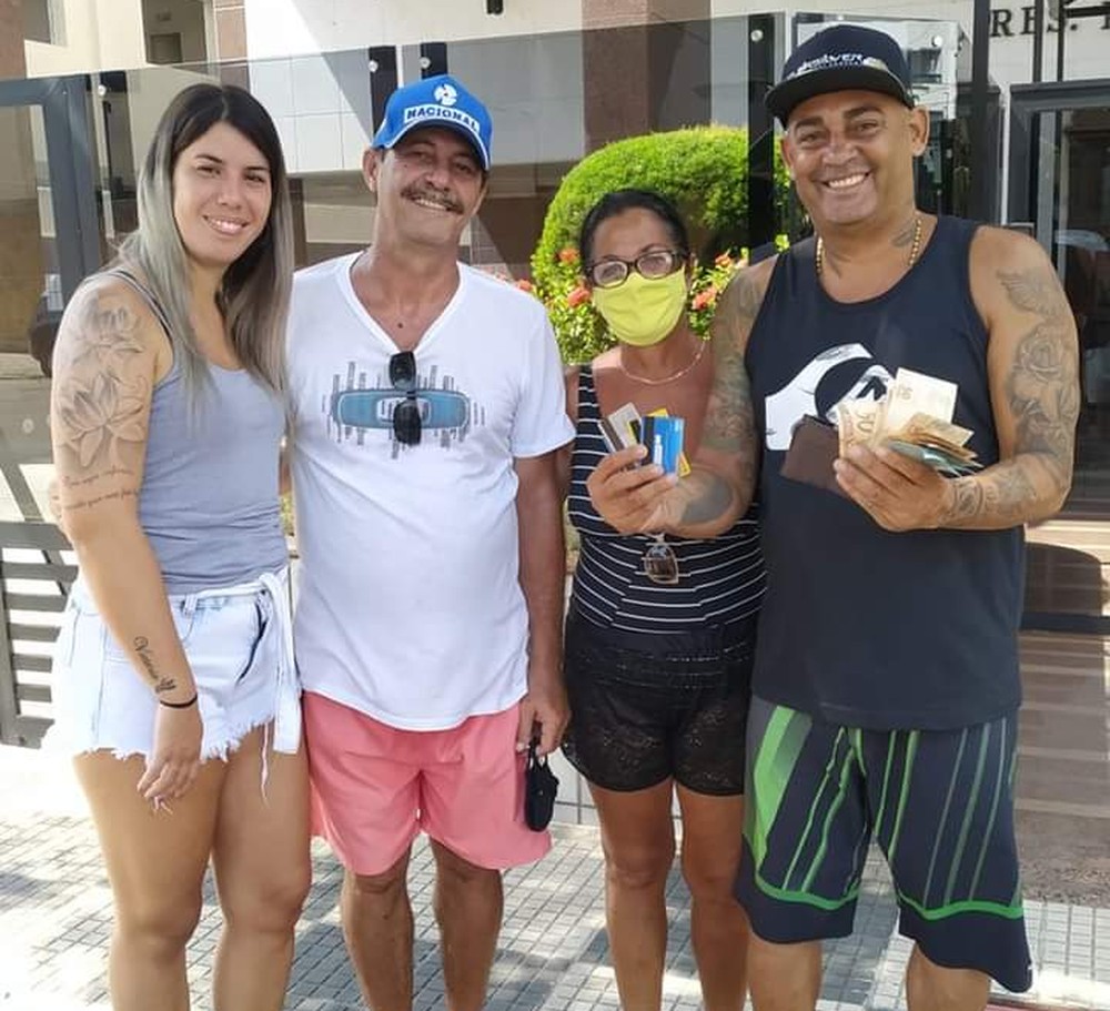 Casal devolveu carteira com R$ 1.500 em dinheiro, documentos e cartões de crédito.