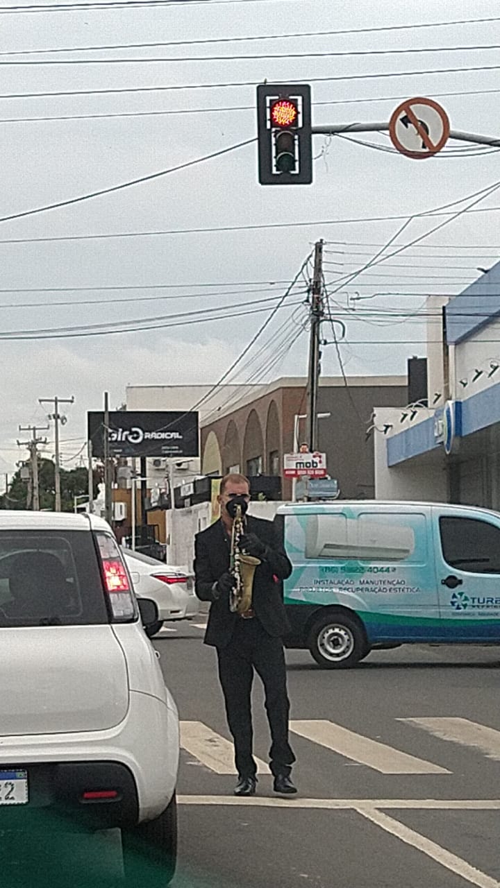 Jeferson Novaes toca nos sinais para garantir o sustento e divulgar a arte