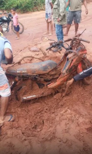 Moto levada pela enxurrada