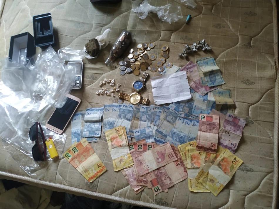 Drogas e dinheiro apreendido