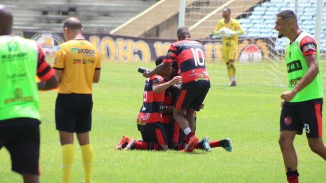 Flamengo vence clássico