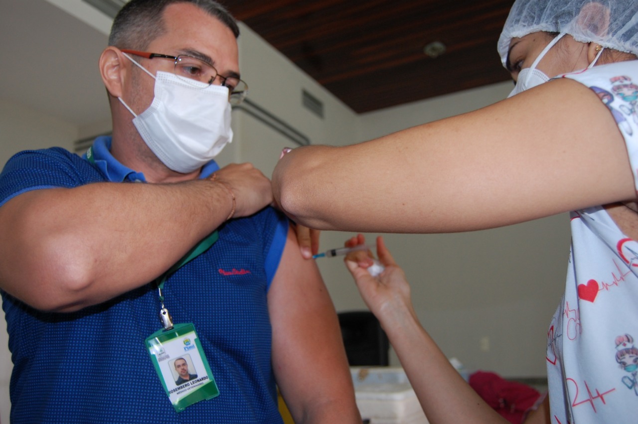 Vacinação de profissionais da saúde a partir dos 40 anos