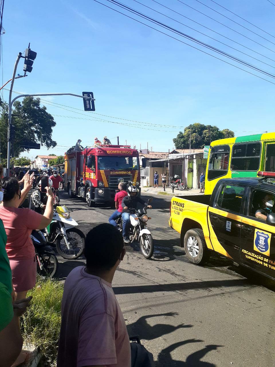 Cortejo percorre ruas da cidade
