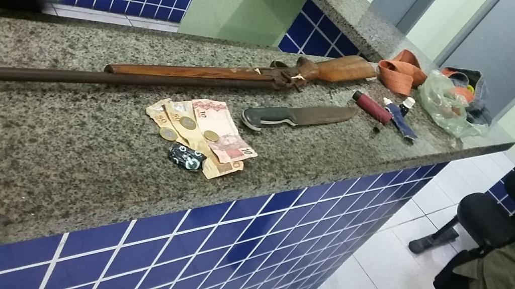Arma e dinheiro apreendidos com o suspeito