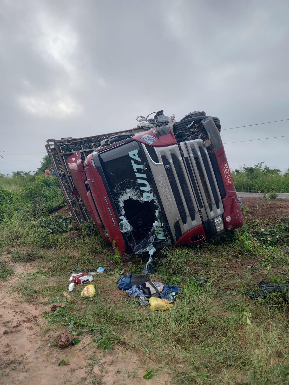 Carreta tomba em rodovia