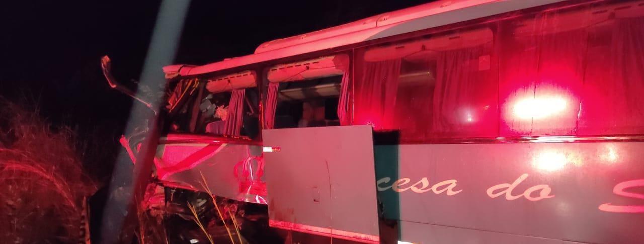 Colisão frontal entre ônibus e carreta