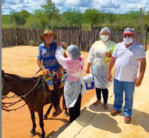 Idoso recebe a vacina montado em cavalo