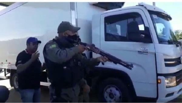 Policial ameaçou trabalhadores com arma de borracha