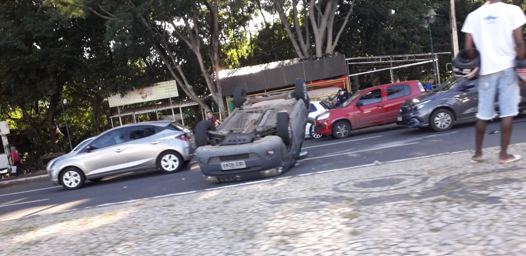 Carro capota na Marechal
