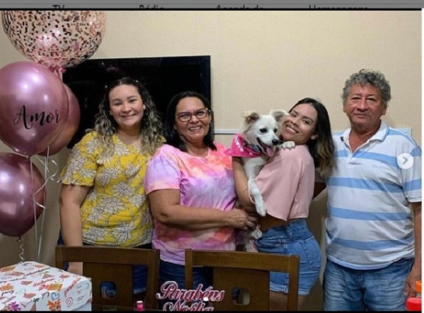 Três pessoas da mesma família foram vítimas da Covid-19. Maria Clara (que segura o cachorro) teve sintomas leves da doença