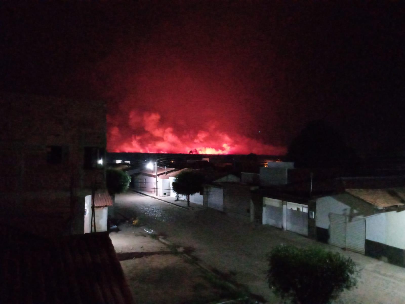 Fogo se aproxima das casas dos moradores em Valença