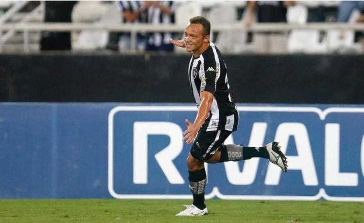 Carlinhos marca o primeiro gol