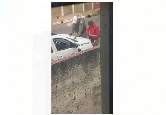 Vídeo mostra PM supostamente recebendo propina