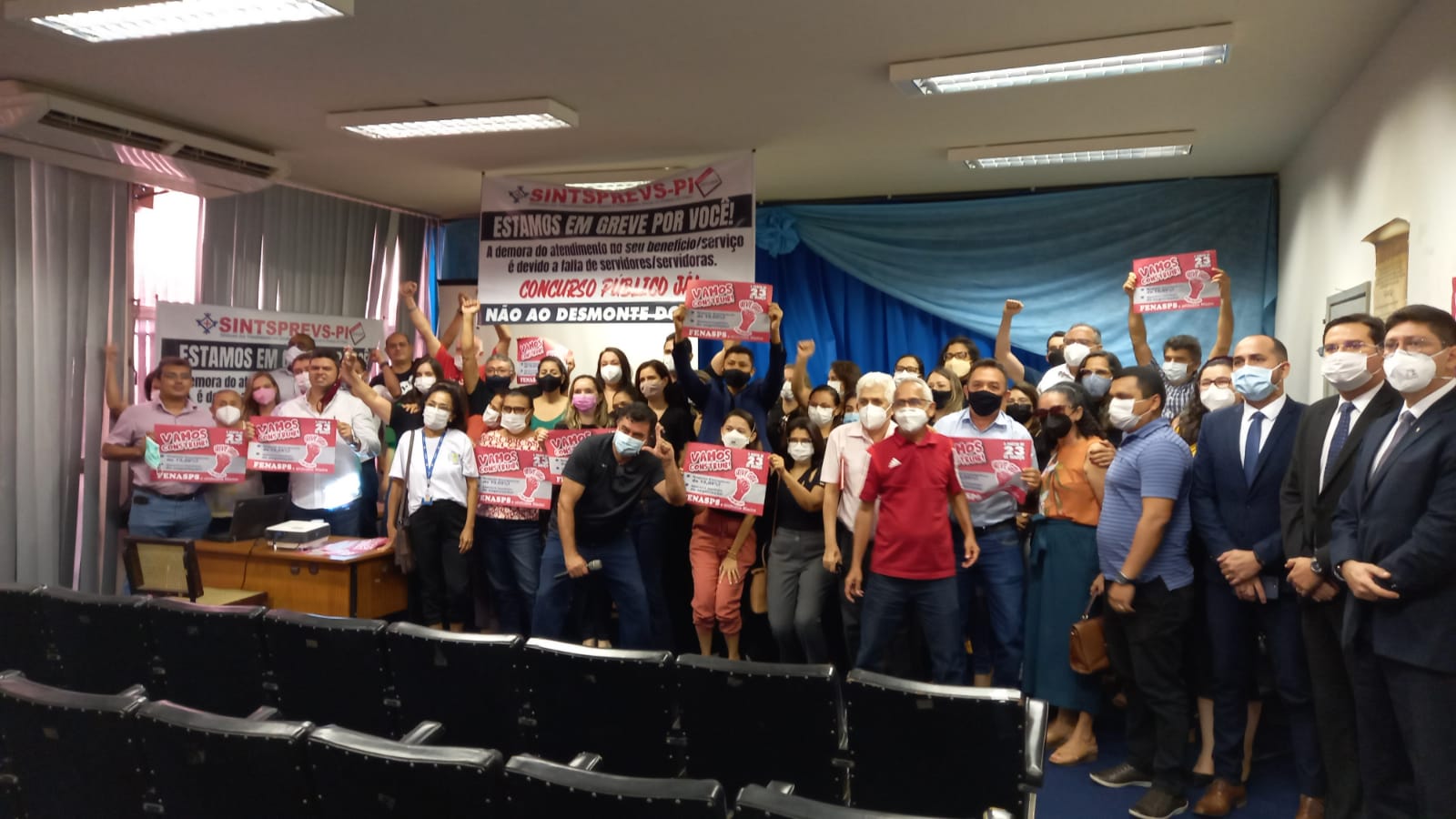 Funcionários do INSS debatem sobre greve