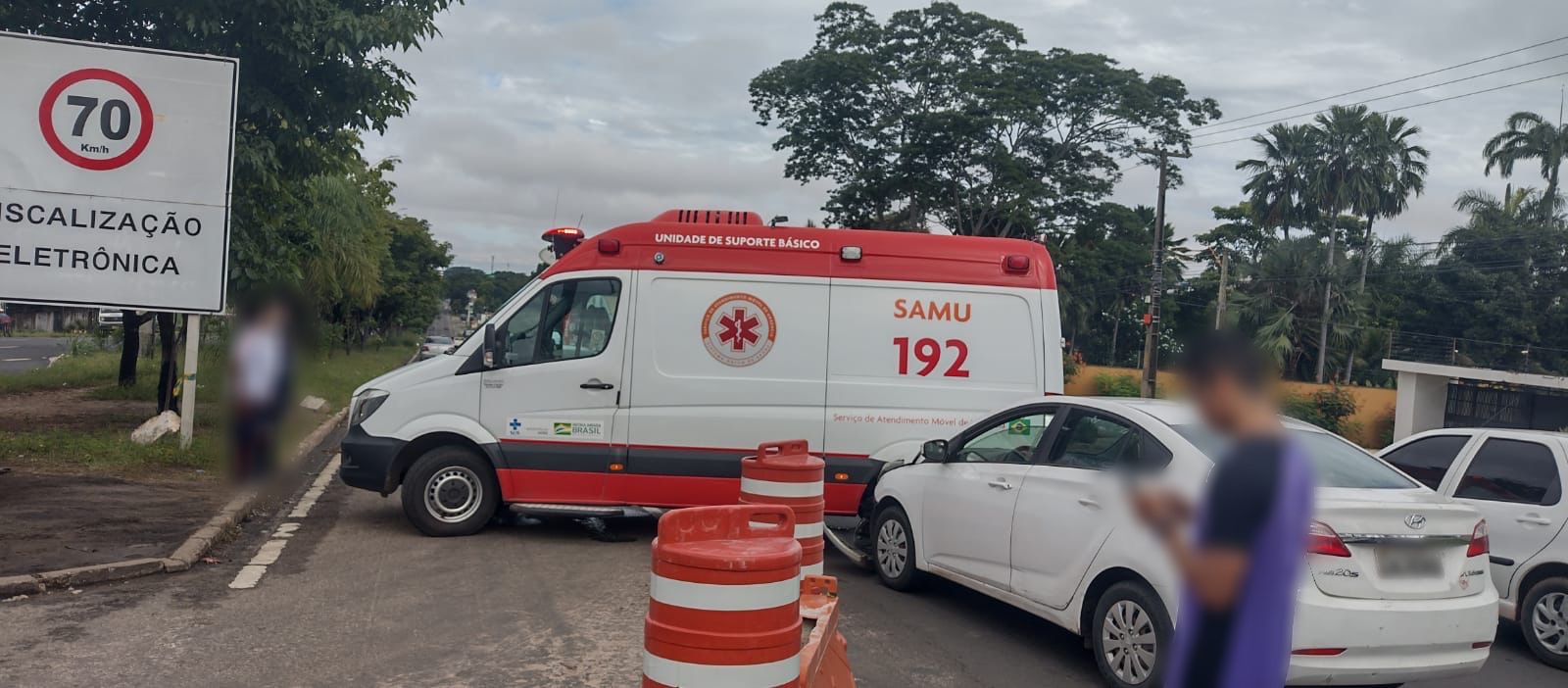 Ambulância colide com carro em Teresina