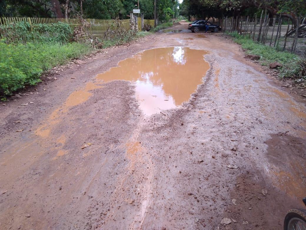Situação da estrada dificulta trânsito de veículos