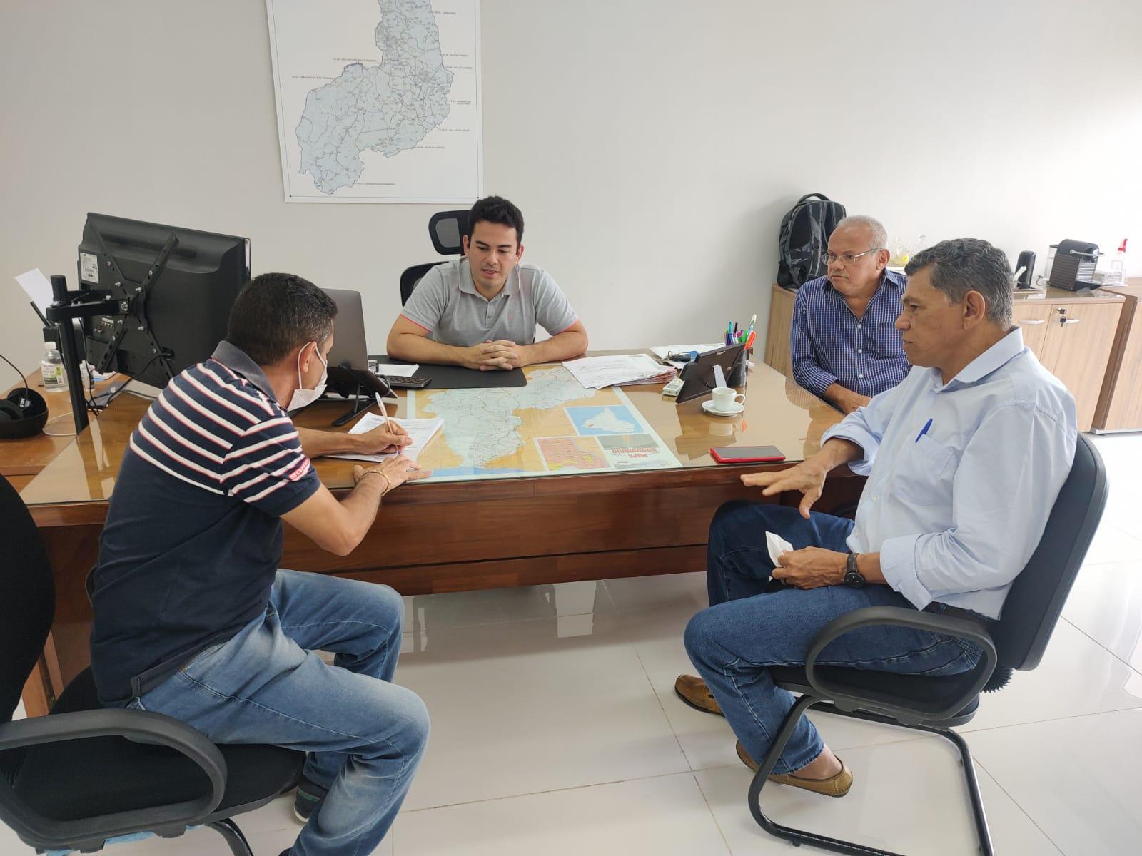 João de Deus em conversas com membros do DER-PI