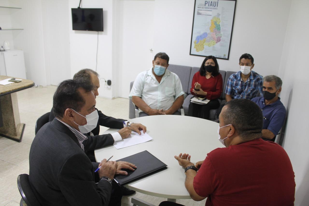 Secretario se reúne com representantes da cooperativa de transportes públicos