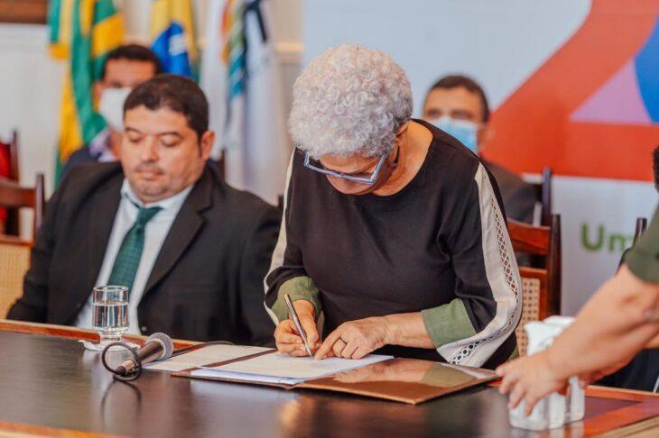 Governadora assina edital para aquisição de mudas