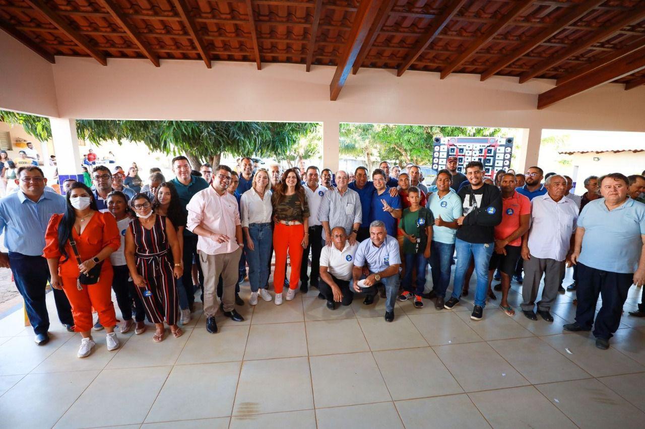 Sílvio, Iracema e Joel são abraçados pelo povo