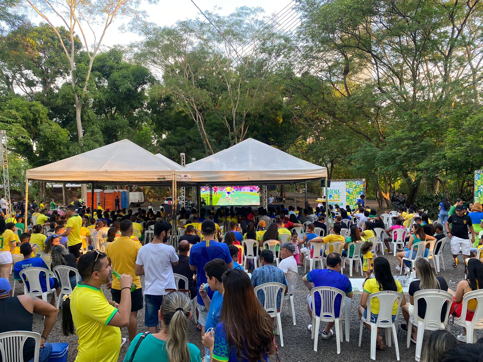 Torcedores acompanham jogo do Brasil na Ponte Estaiada