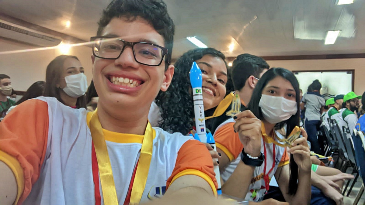 Layna Manuely Martins e colegas