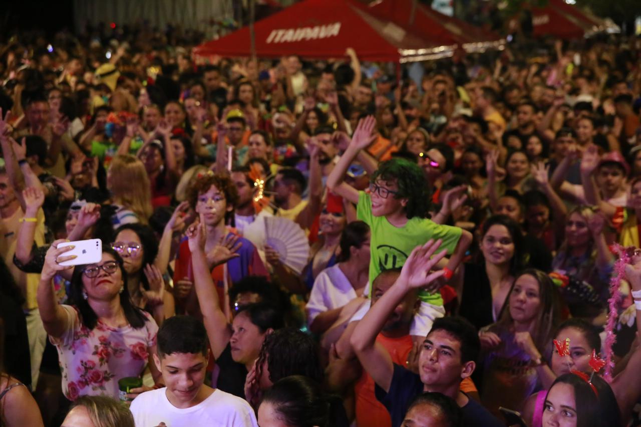 Teresinenses se divertem no Carnaval de Rua
