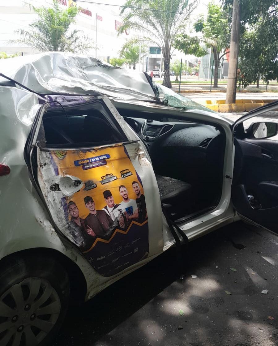 Veículo capota em frente ao Teresina Shopping