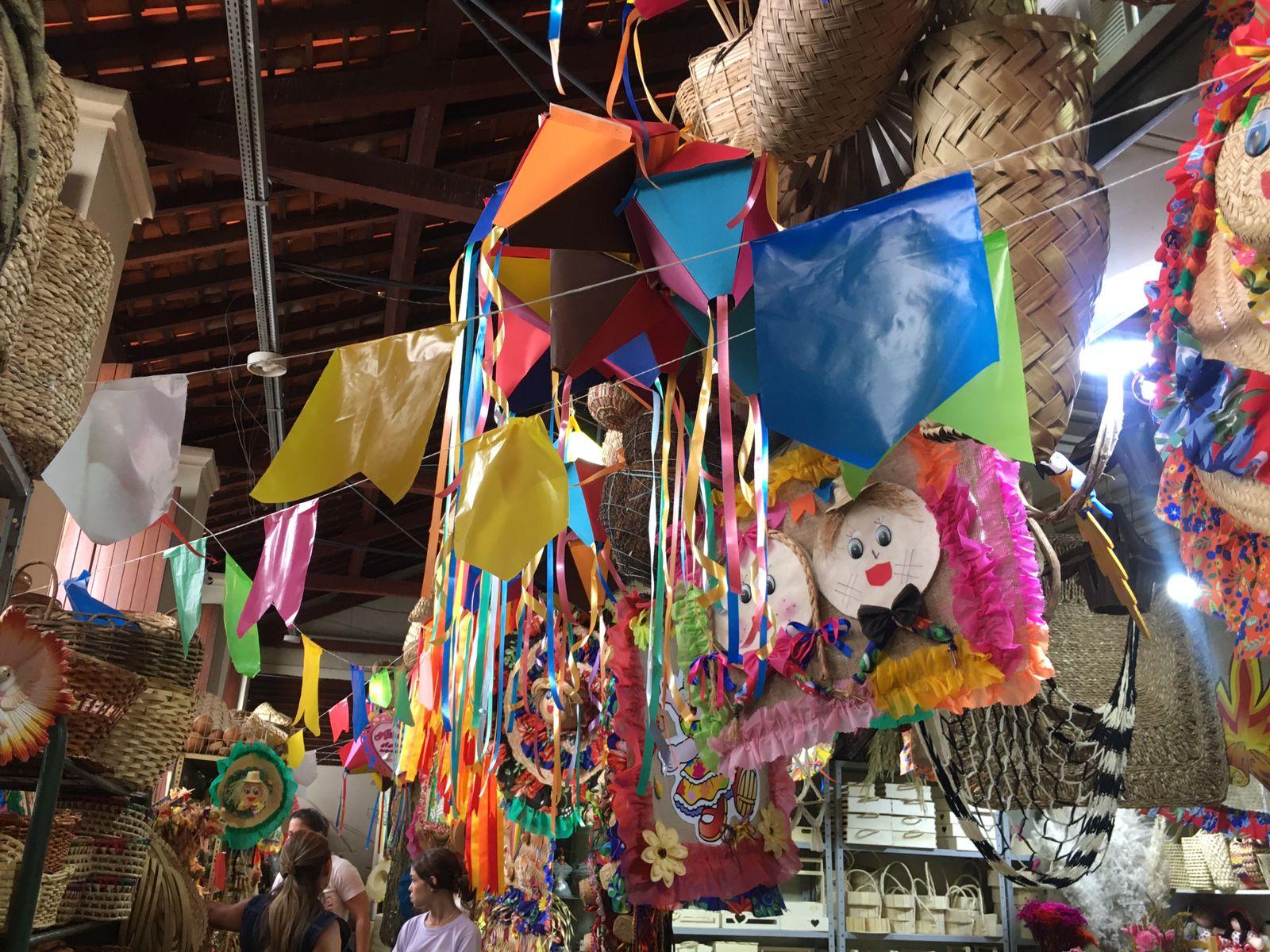 Balões, bandeirinhas e chapéus decoram o Mercado Velho