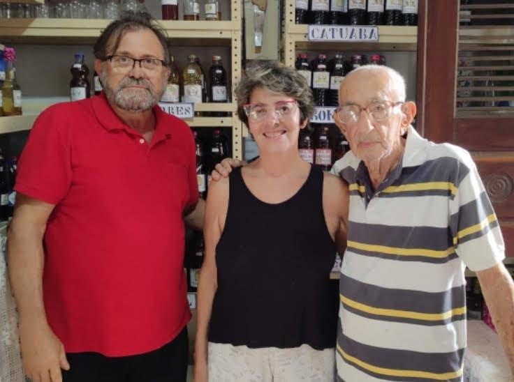 O jornalista Luiz Brandão com seu Tonico e a filha dele, a poetisa Lúcia Santos