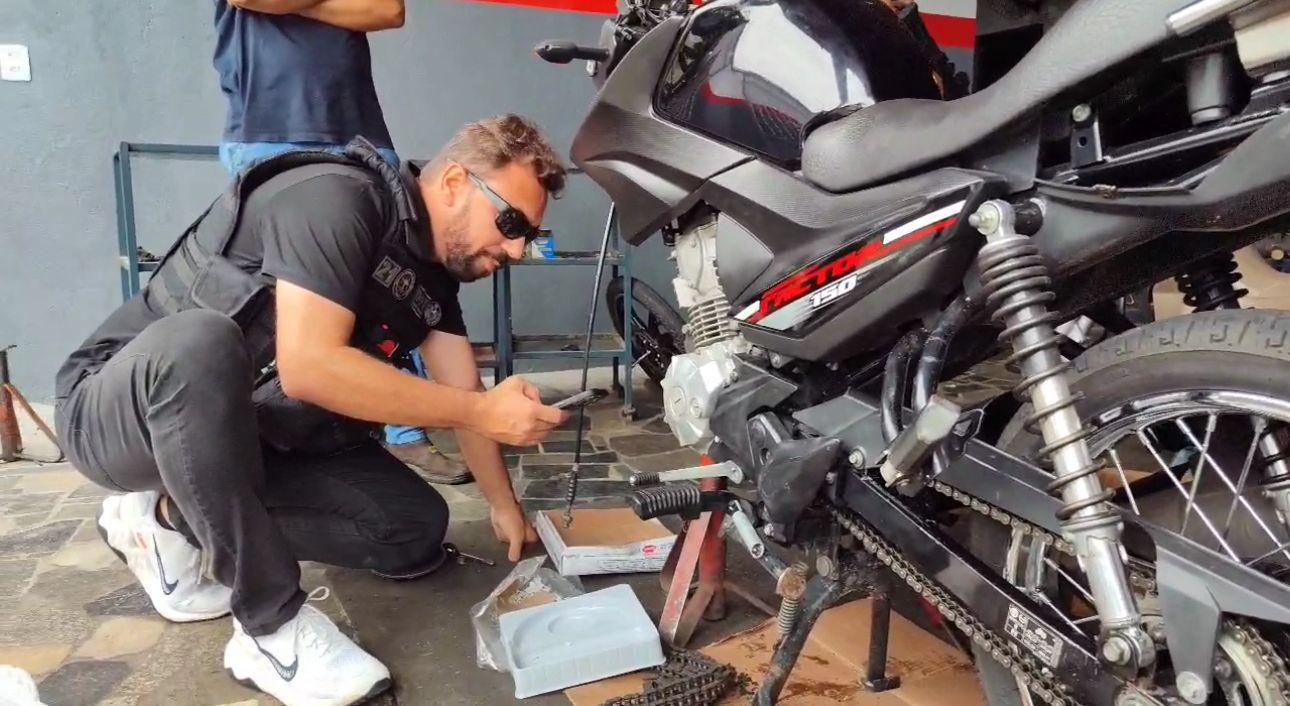 Polícia examina moto