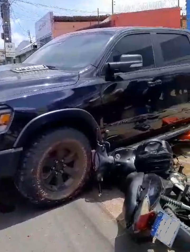 Carro desgovernado colide com carro de passeio e motocicleta em Teresina