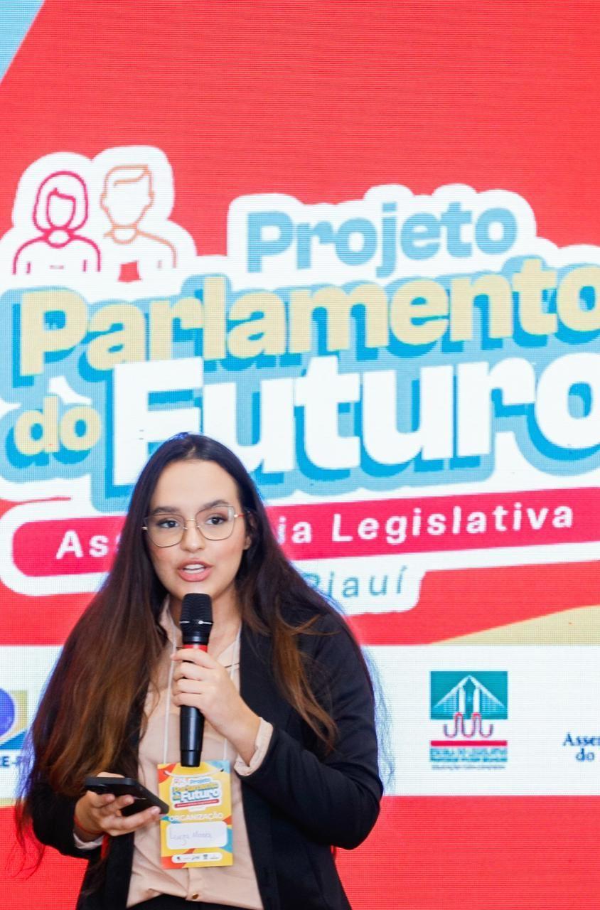 Luiza Maria é deputada e primeira mulher a assumir a presidência da Alepi no Parlamento do Futuro