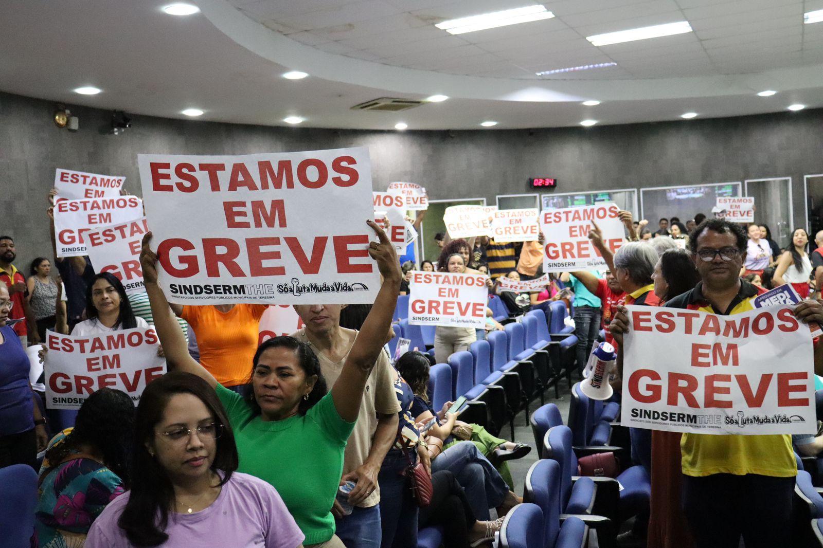 Professores pedem reajuste salarial