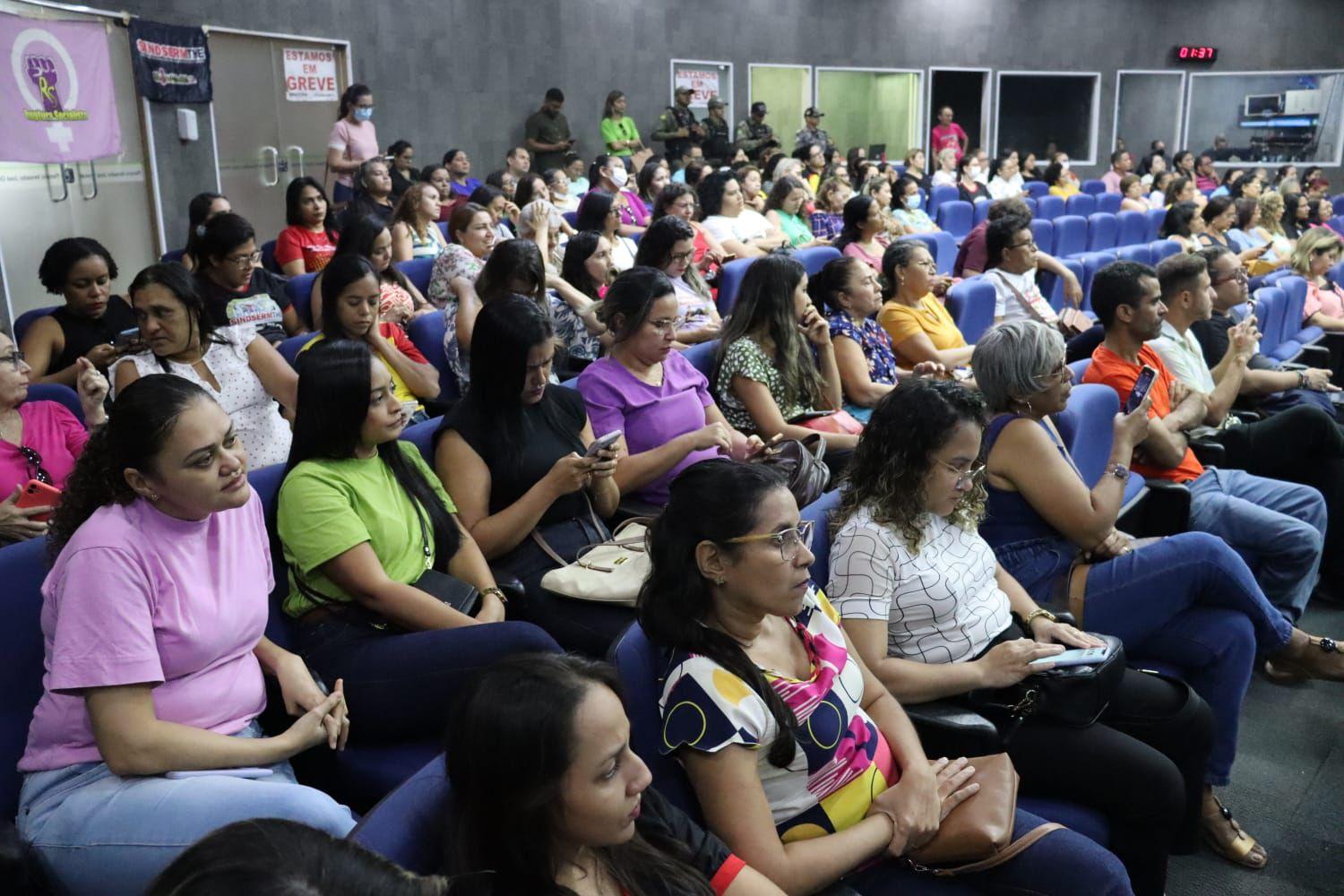 Professores pedem reajuste salarial
