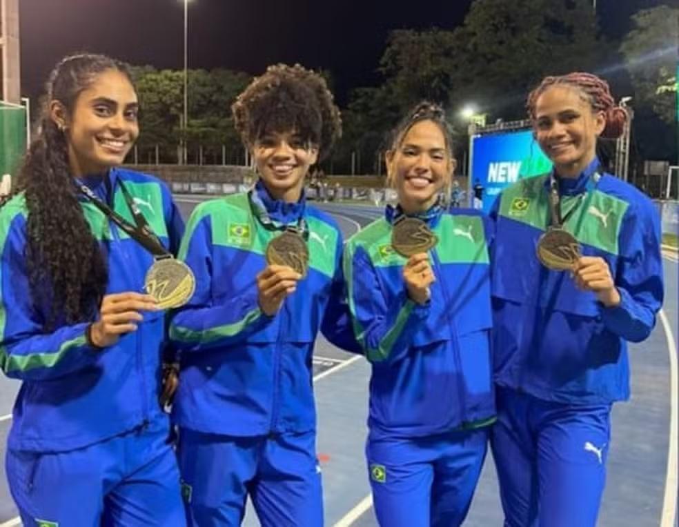 Letícia Lima (à direita) exibe medalha de ouro