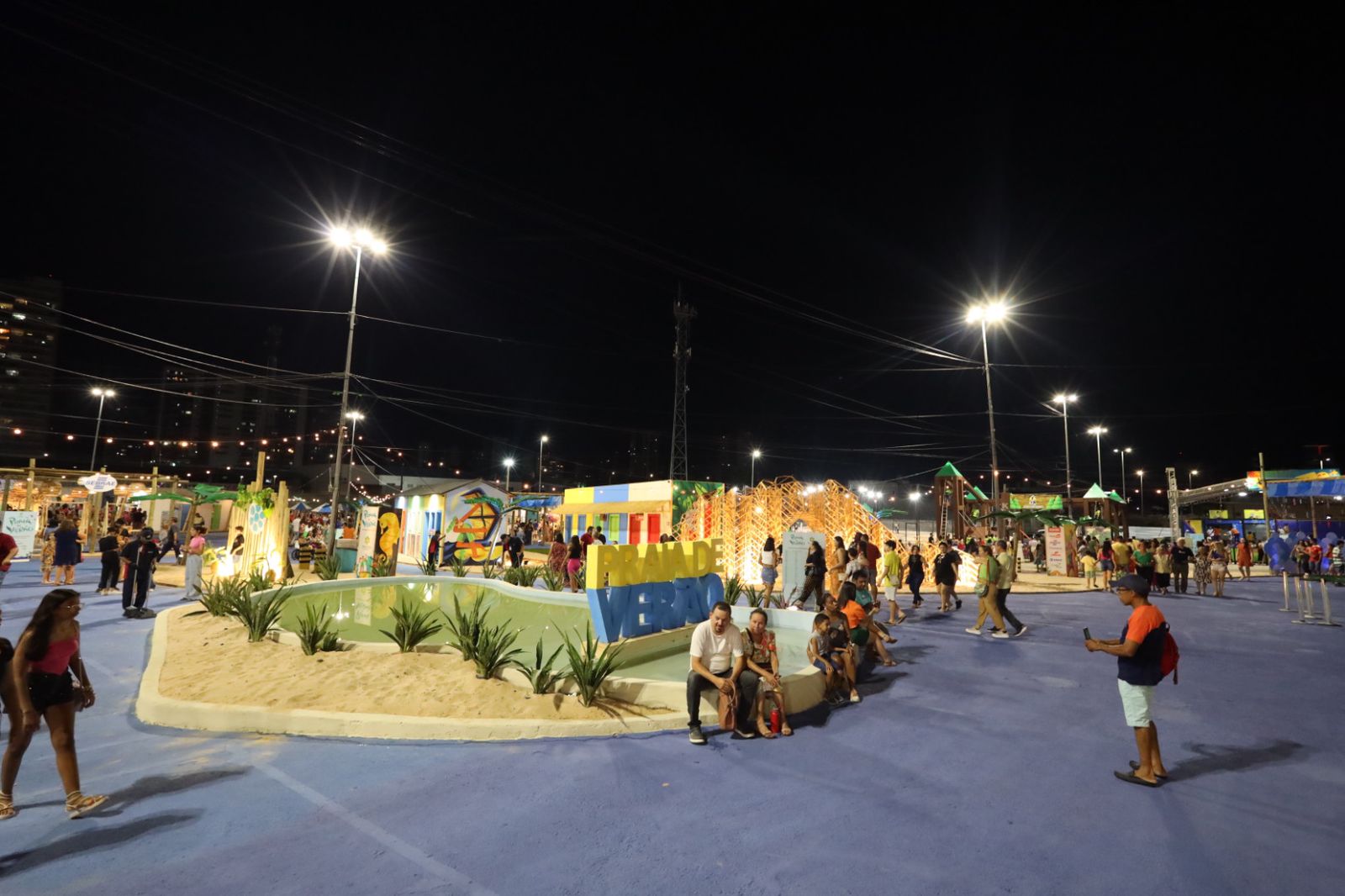 Praia de Verão é instalada no estacionamento do Teresina SHopping