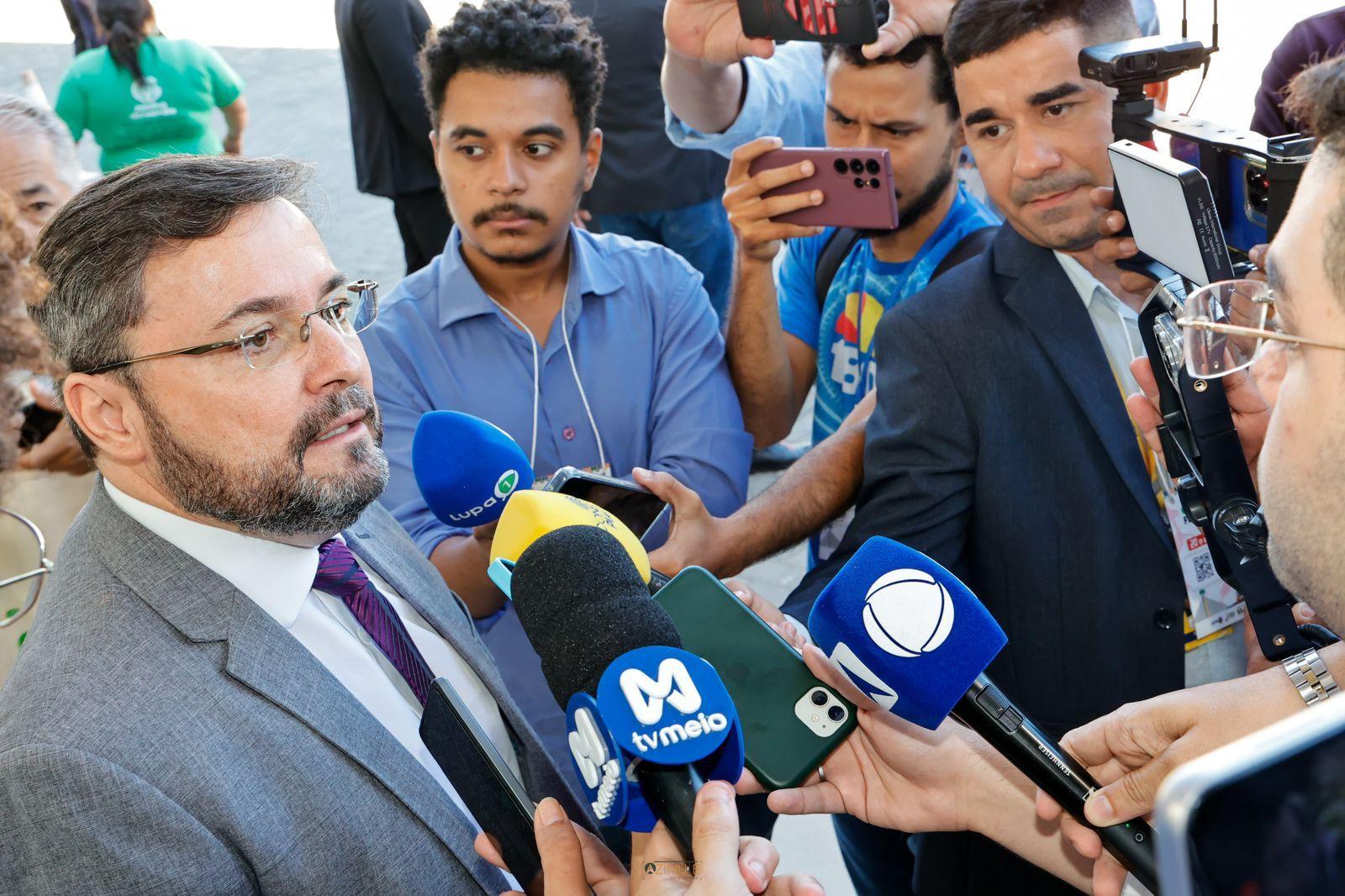 Fábio Novo conversou com jornalista durante evento