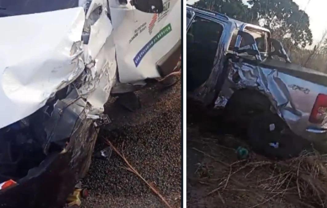 Ambulância e picape ficaram muito danificados