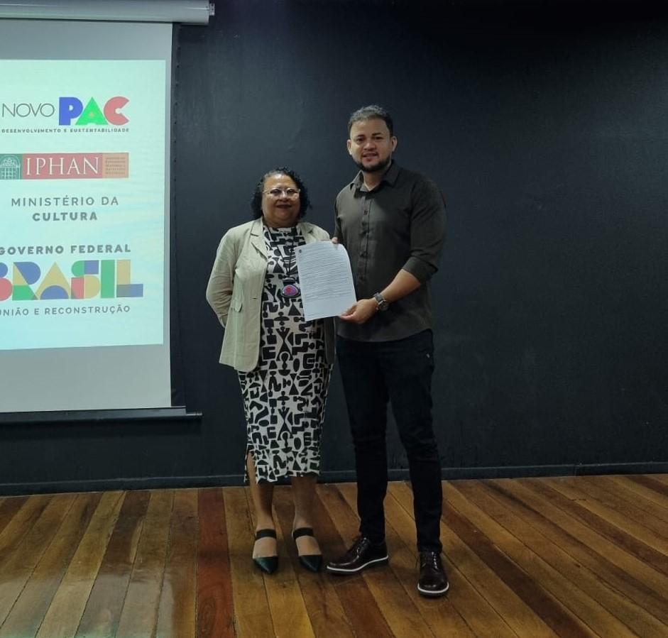 A superintendente do Iphan no Piauí, Teresinha de Jesus Ferreira, e o prefeito de Campinas do Piauí, Dr. Jomário Ferreira