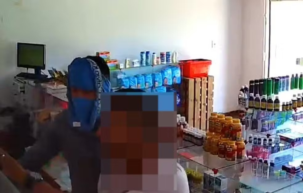 Ladrão usa cueca para cobrir rosto durante assalto