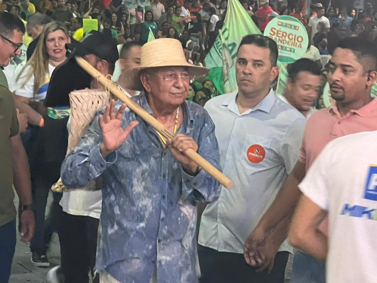 O prefeito chegou ao evento vestido de trabalhador rural
