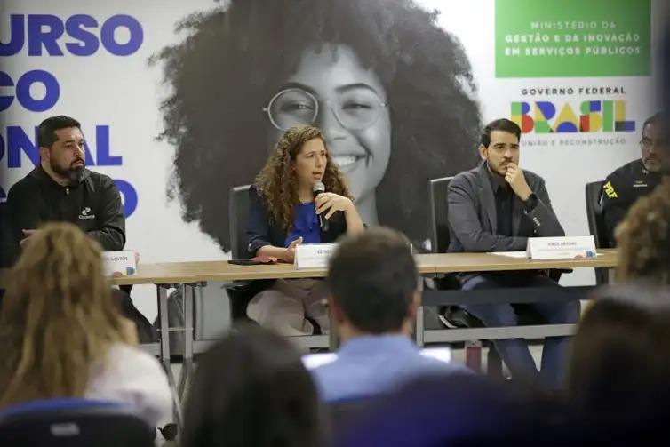 Ministra da gestão Ester Dweck durante entrevista para afazer um balanço do concurso nacional
