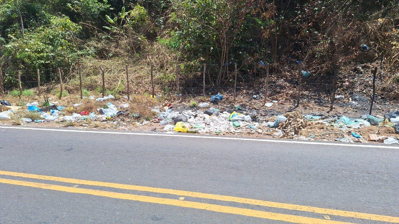 Acúmulo de lixo pode ser observado em vários pontos da cidade