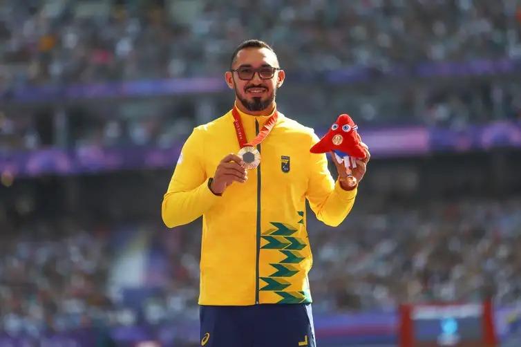 Cícero Nobre exibe o bronze, conquistado na prova do lançamento do dardo da classe F53