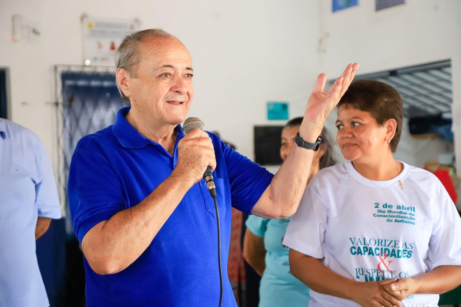 Silvio Mendes visita a Associação de Amigos dos Autistas