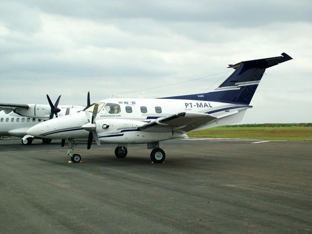 Avião era do modelo Embraer 121 "Xingu", semelhante ao da foto